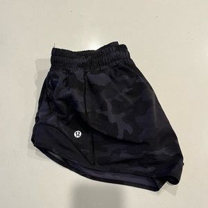 Lululemon Hotty Hot Short Low Rise 2.5